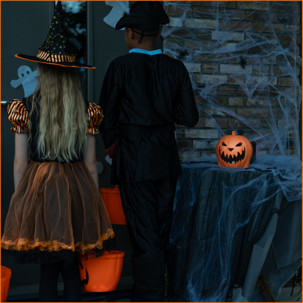 enfants qui sonnent aux portes pour Halloween