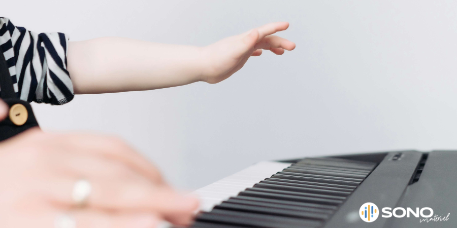 Une femme joue du clavier électronique 