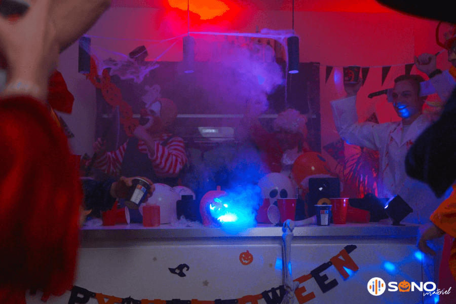 Ambiance de fête avec machine à fumée Halloween 