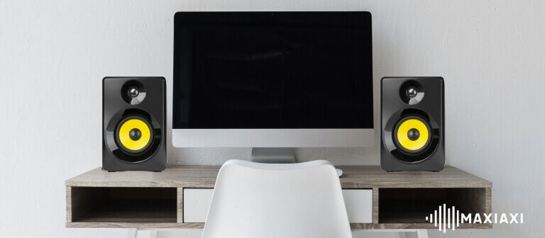 Bureau met Vonyx monitorspeakers en een computer