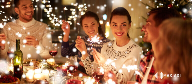 Een groep vrienden die aan het sinterkerst diner zit.