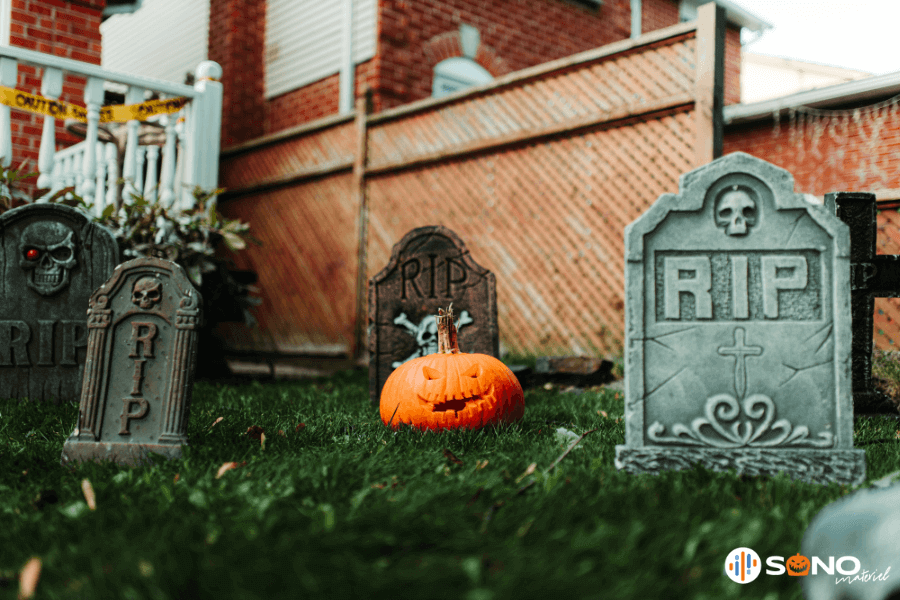 Déco cimetière et citrouille dans le jardin 